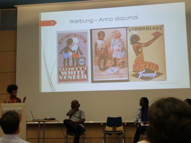 Tina Adomako zeigt anhand von Bildern aus der Werbung, wie ein rassistisches Bild von Afrika bis heute nachwirkt.